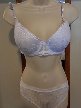Elegant White Lace Underwire Bra with Floral Detail